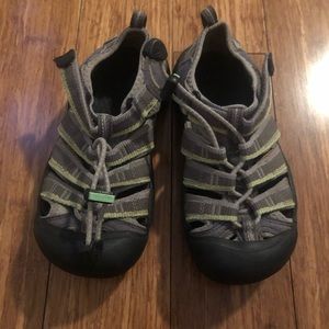 Keen sandals in gray with green